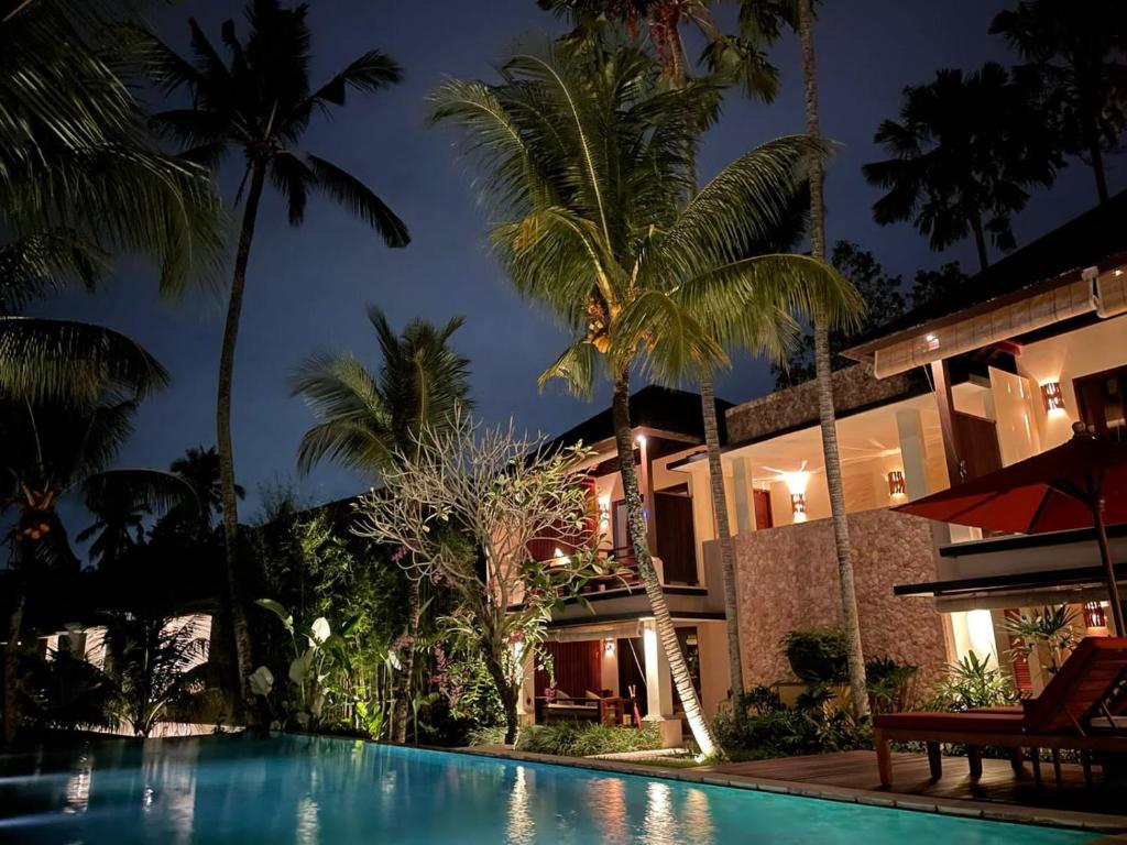 乌布萨班达瑞别墅酒店的夜间带游泳池的别墅