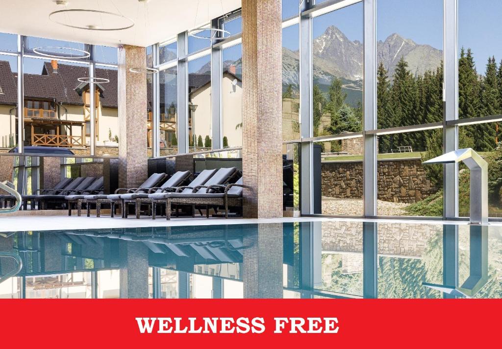 斯塔拉·里斯拉Hotel Lesna – Adult Friendly的享有带游泳池和山脉的建筑景致