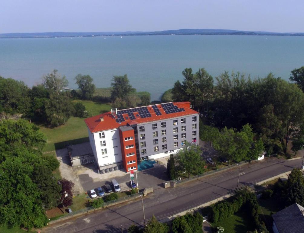 雷夫菲勒普Beach Szálló Révfülöp的屋顶上太阳能电池板建筑的空中景观