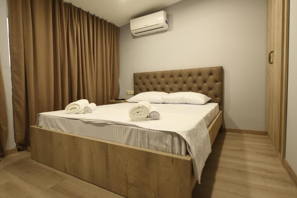 第比利斯Family Hotel Avlabar的一间卧室配有一张大床和毛巾