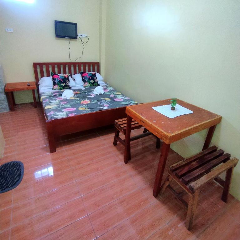 BaclayonPamujo Hostel的小房间设有一张床和一张桌子