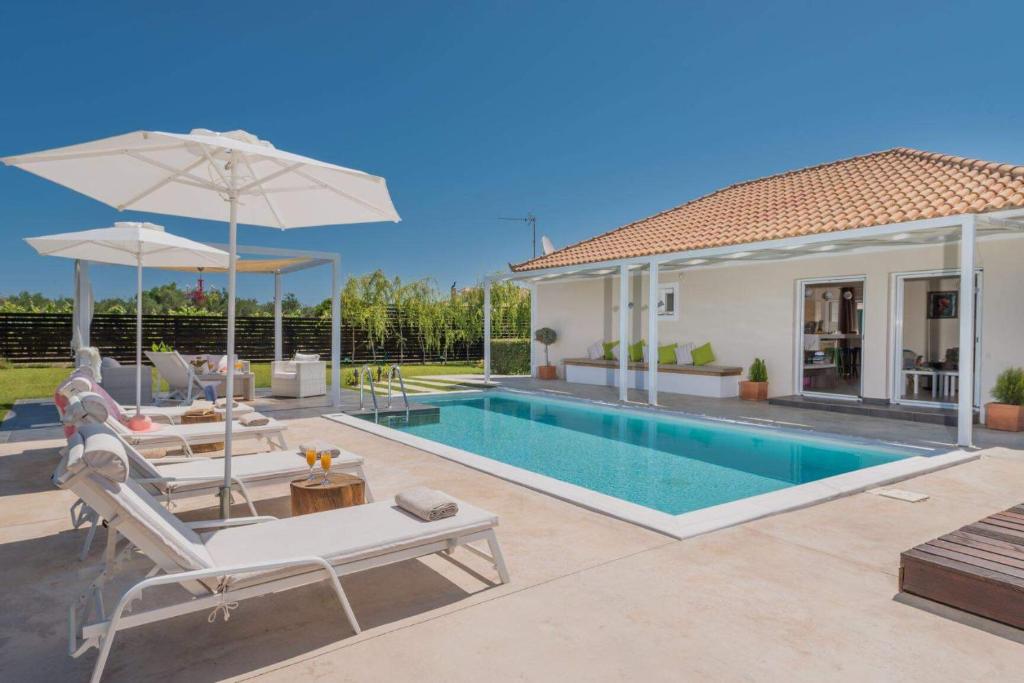VanátonMadini Luxury villa with private heated pool的一座带游泳池和房子的别墅