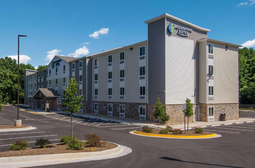 林奇堡WoodSpring Suites Lynchburg VA的酒店前面的一个空停车位