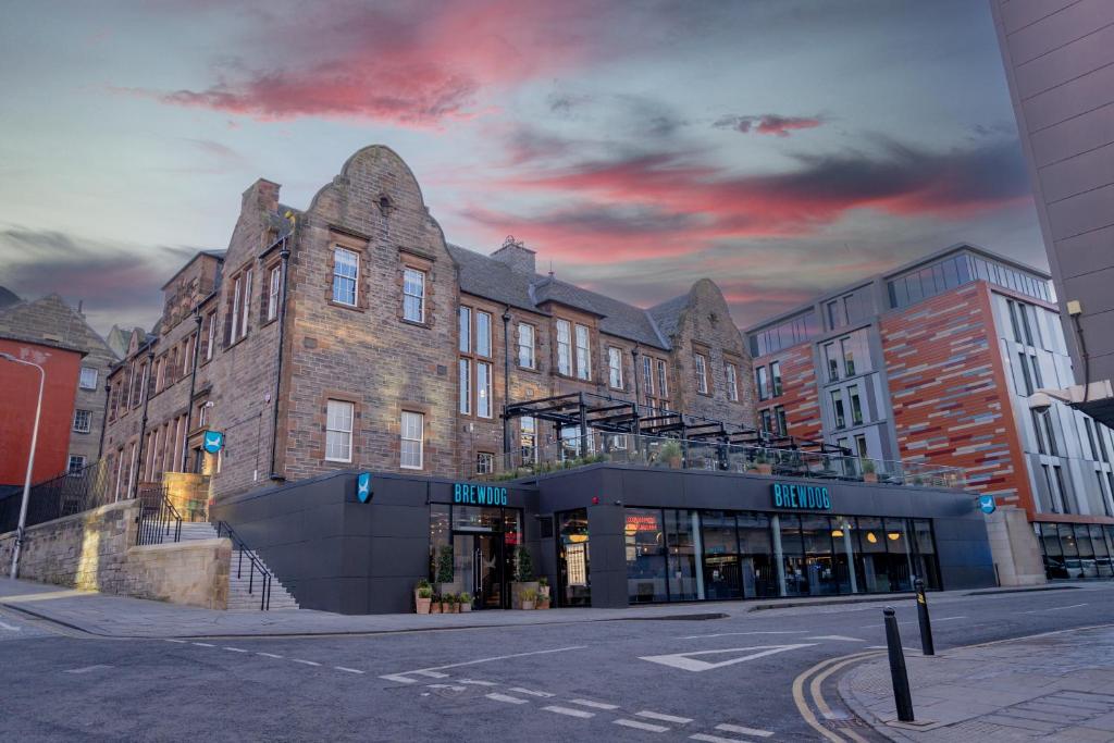 爱丁堡BrewDog DogHouse Edinburgh的云天的城市街道上的建筑