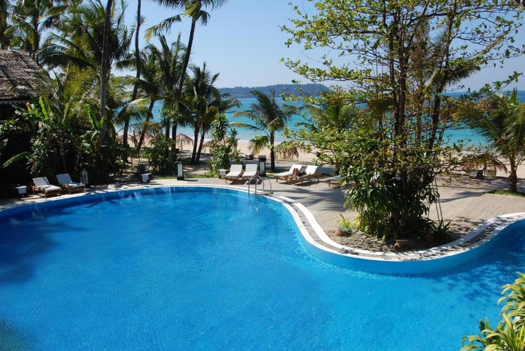 额布里桑德威度假酒店的海景游泳池