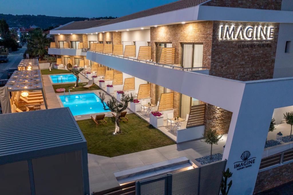 尼基季Imagine Luxury Suites的享有酒店空中美景,设有游泳池