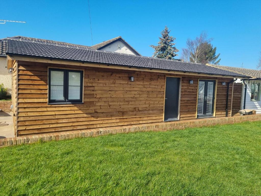 HextonThe Birch Lodge located in Pegsdon的前面有一个院子的木屋