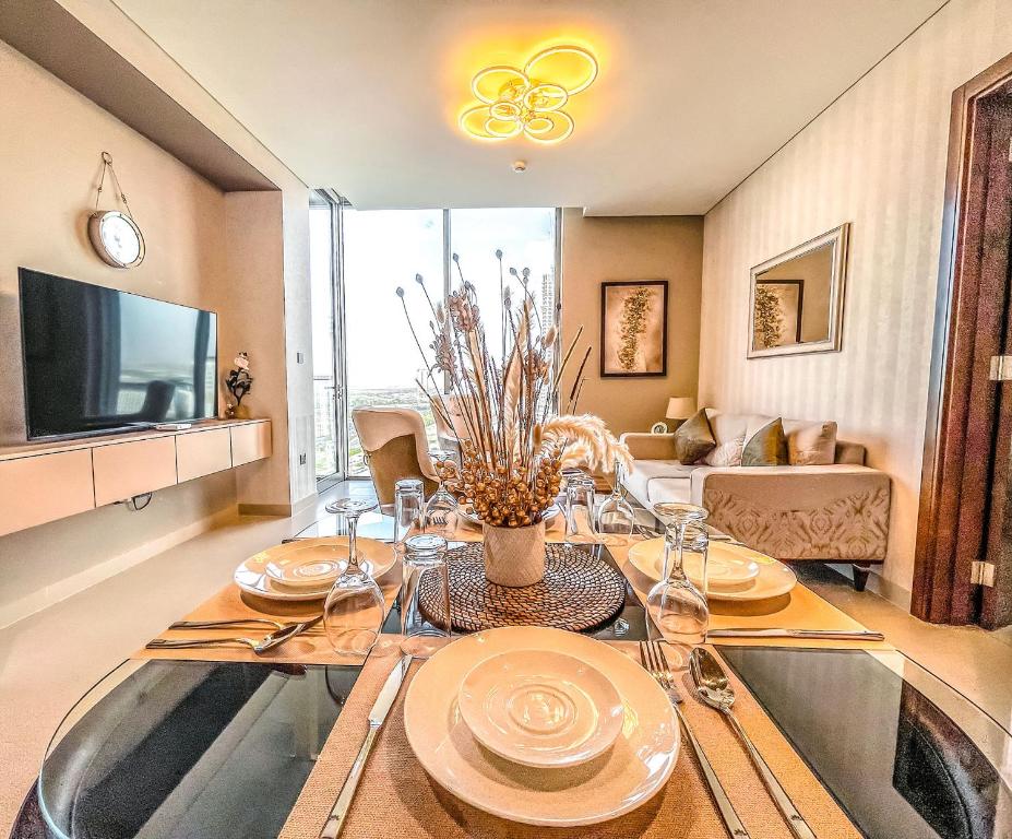 迪拜STAY BY LATINEM Luxury 2BR Holiday Home CV B1309 Near Burj Khalifa的一间带桌子和电视的用餐室
