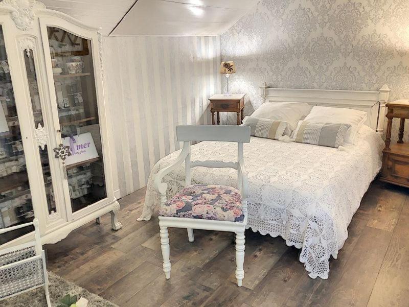 色当VILLA NOTRE DAME face au Château fort的卧室配有白色的床和椅子