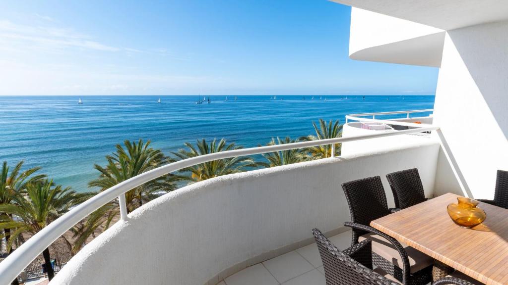 马贝拉Hapimag Resort Marbella的一个带桌椅的海景阳台