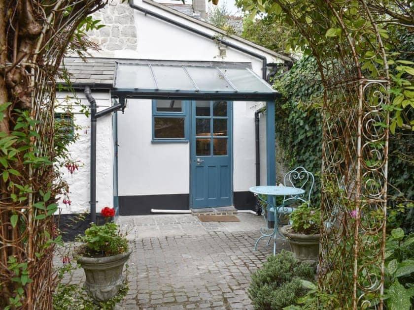 莱姆里吉斯The Old Lyme Brewhouse的一座带蓝色门和庭院的房子