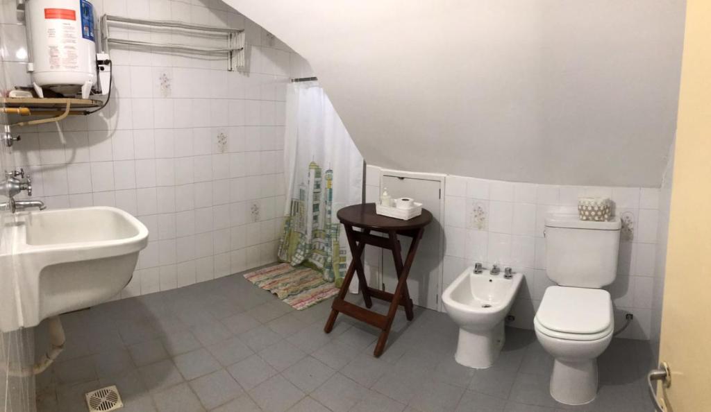 拉斐拉Departamento Familiar Amplio y Luminoso en Rafaela的浴室配有盥洗盆、卫生间和盥洗盆。
