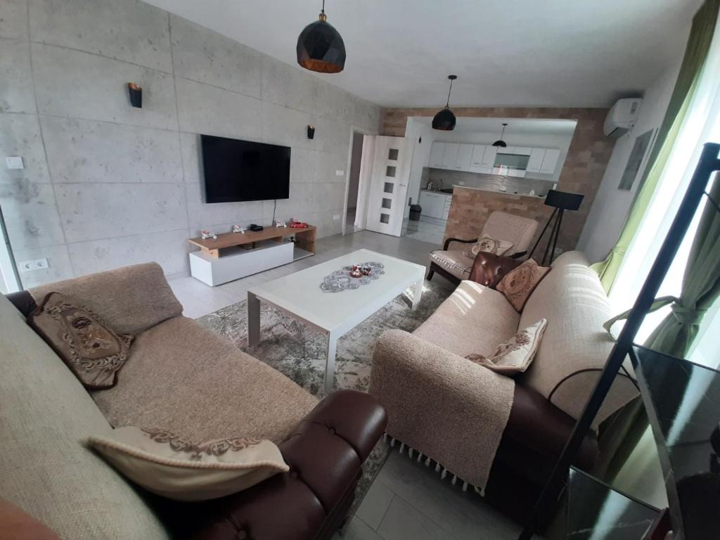 巴尔BONACA - BAR的客厅配有沙发和桌子