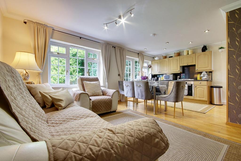 伯恩茅斯Talbot Woods Villa的带沙发的客厅和厨房