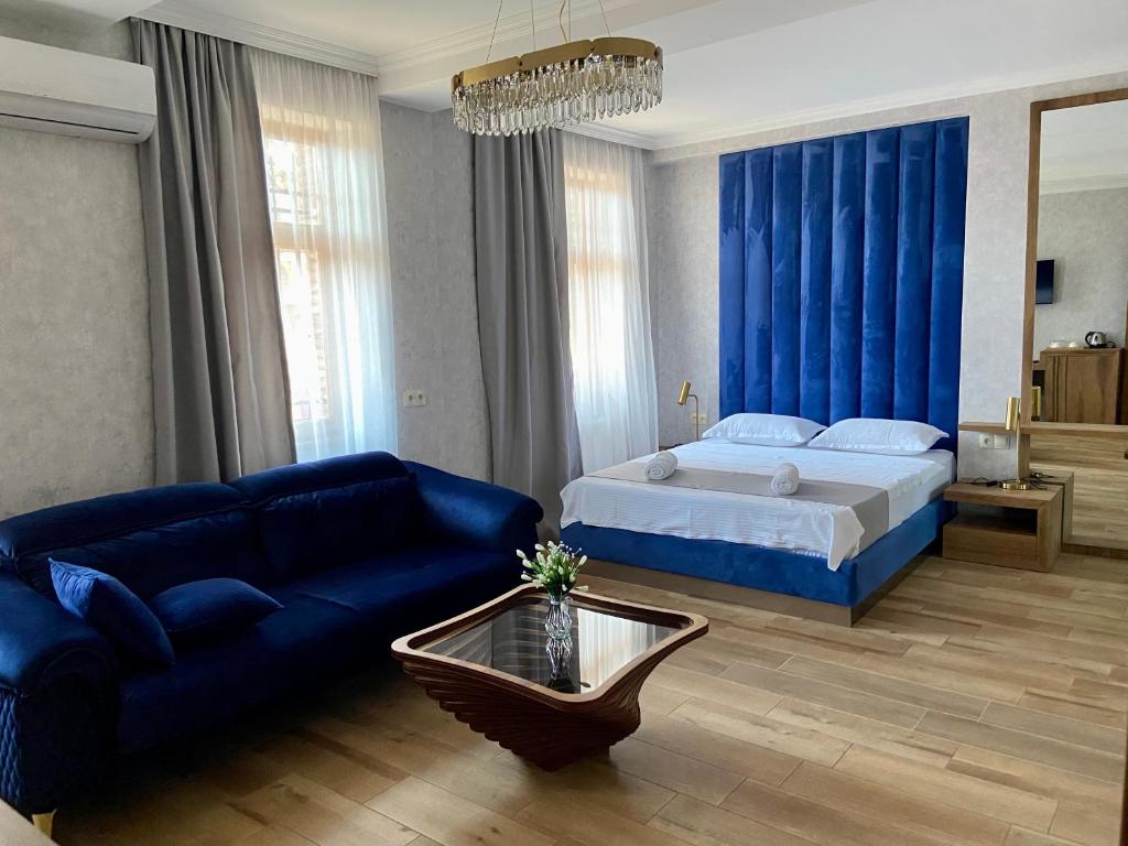 第比利斯Tbili Metekhi Boutique Hotel的客厅配有床和沙发