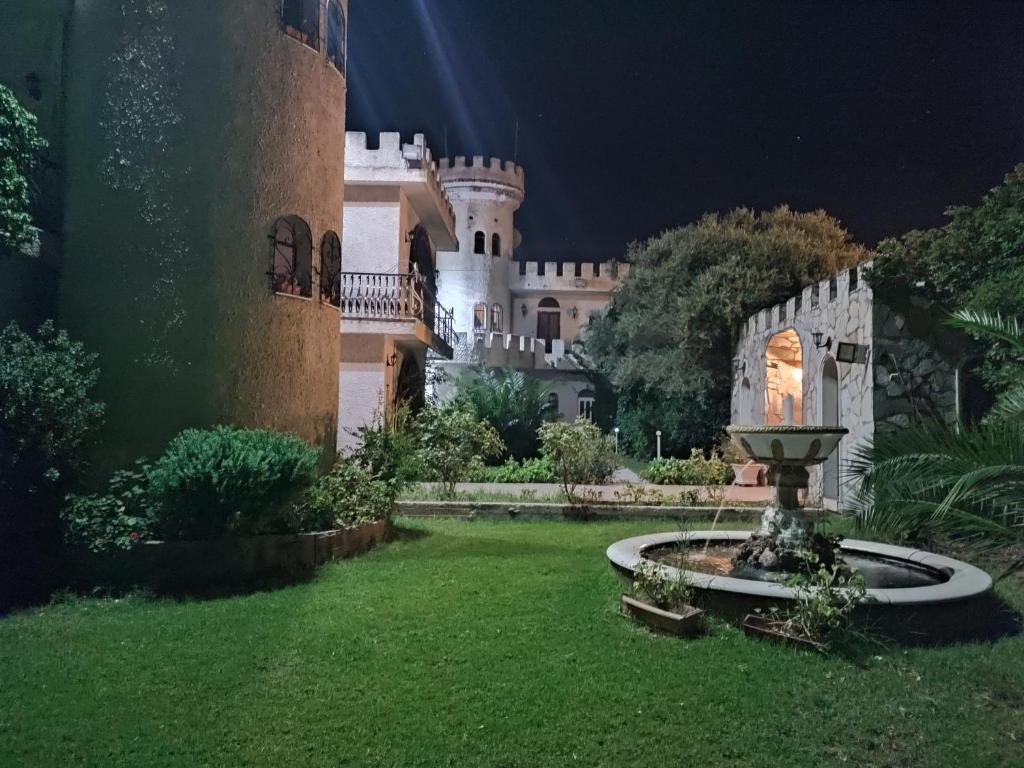阿特米达海边城堡别墅的一座城堡,在庭院里有一个喷泉