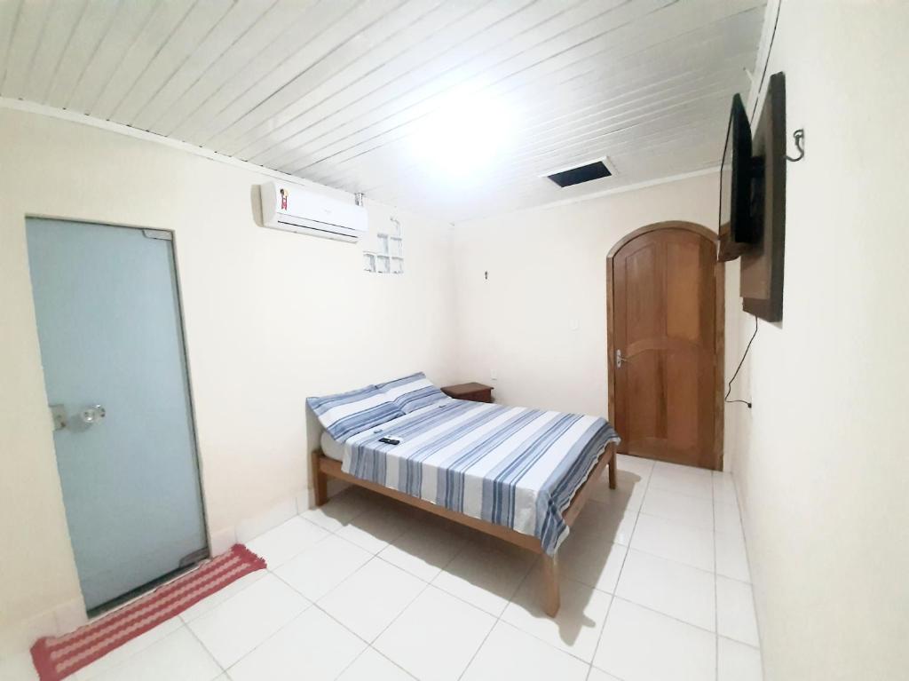 里约布兰科Apart Hotel M6D的小房间设有床铺和电视