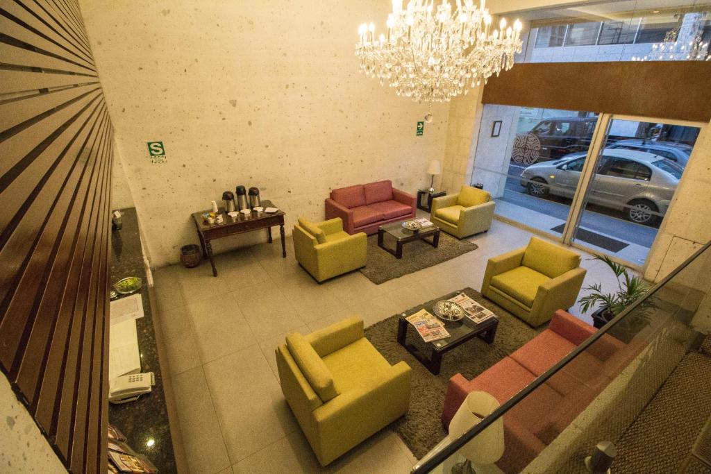 阿雷基帕蒂拉维瓦阿雷基帕广场酒店的享有客厅的顶部景色,客厅配有沙发和椅子