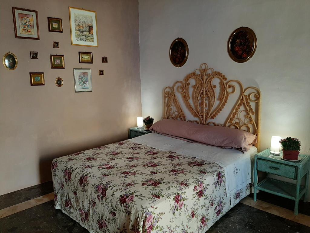 马丁纳弗兰卡Casa Lo Re的一间卧室配有一张带花卉床罩的床