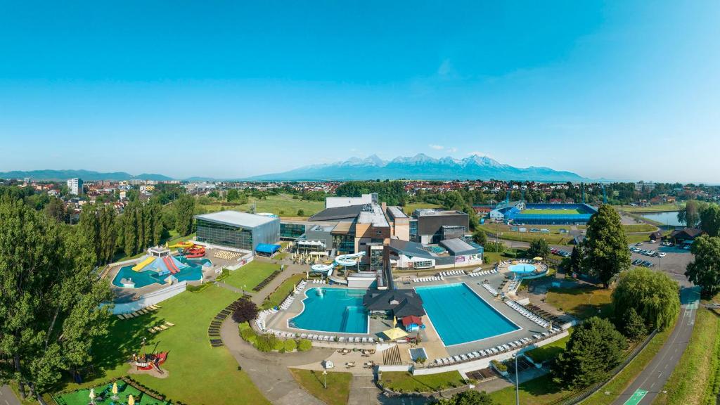 波普拉德水城四季酒店的享有带游泳池的度假村的空中景致