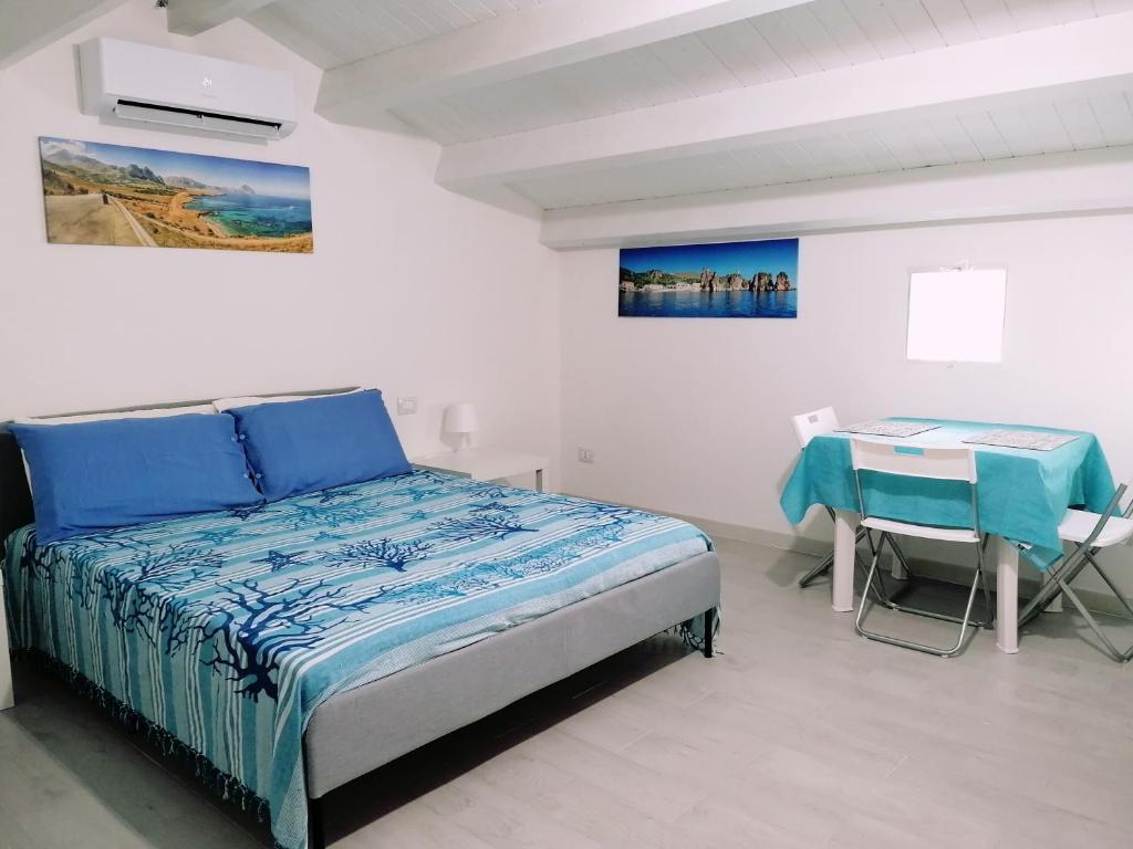 里里耶沃特拉帕尼董娜西西纳旅馆的白色卧室配有床和桌子