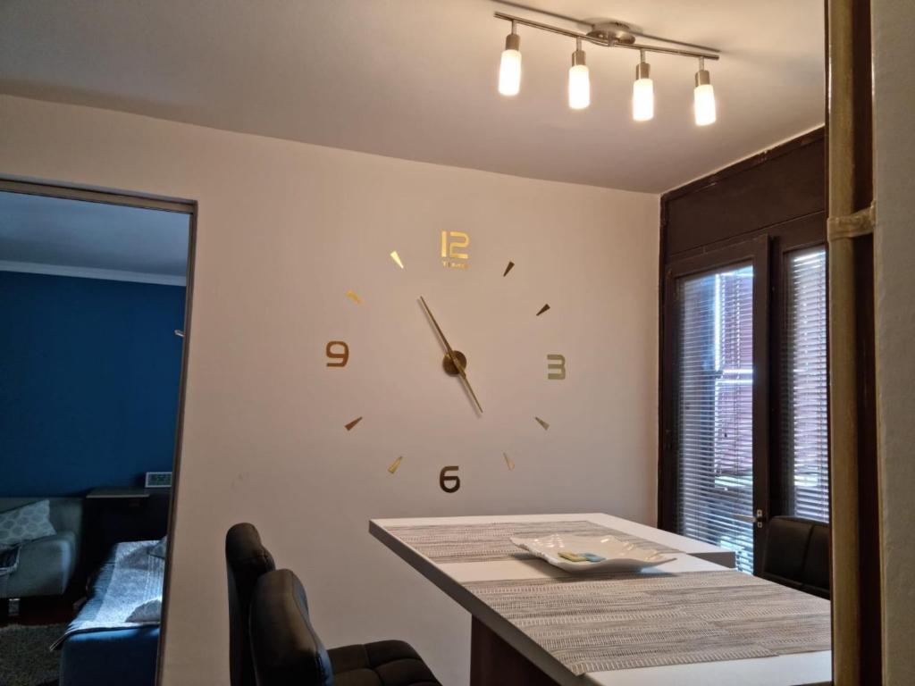 皮罗特Kingston的墙上的时钟,在桌子旁