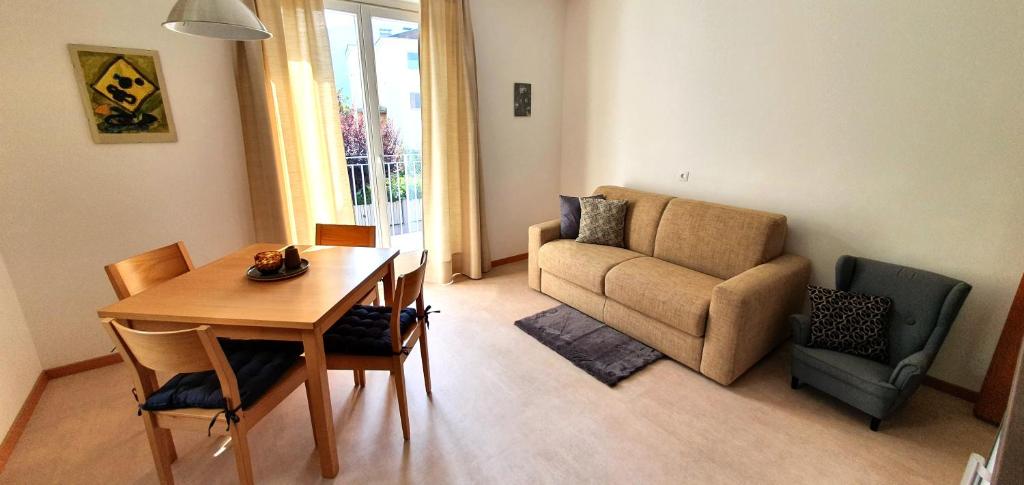 纳图尔诺Zweizimmer-Wohnung mit Parkgarage的客厅配有桌子和沙发