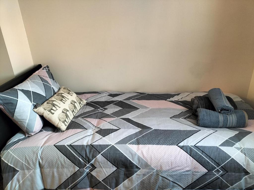 达格纳姆Remaj Service Accommodation, Sleep 7的一间卧室配有一张带五颜六色被子的床