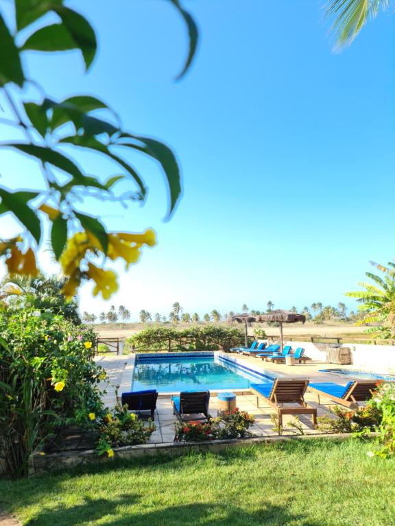 圣米格尔-杜戈斯托苏普萨达维拉巴卡娜酒店的院子里的游泳池周围设有椅子