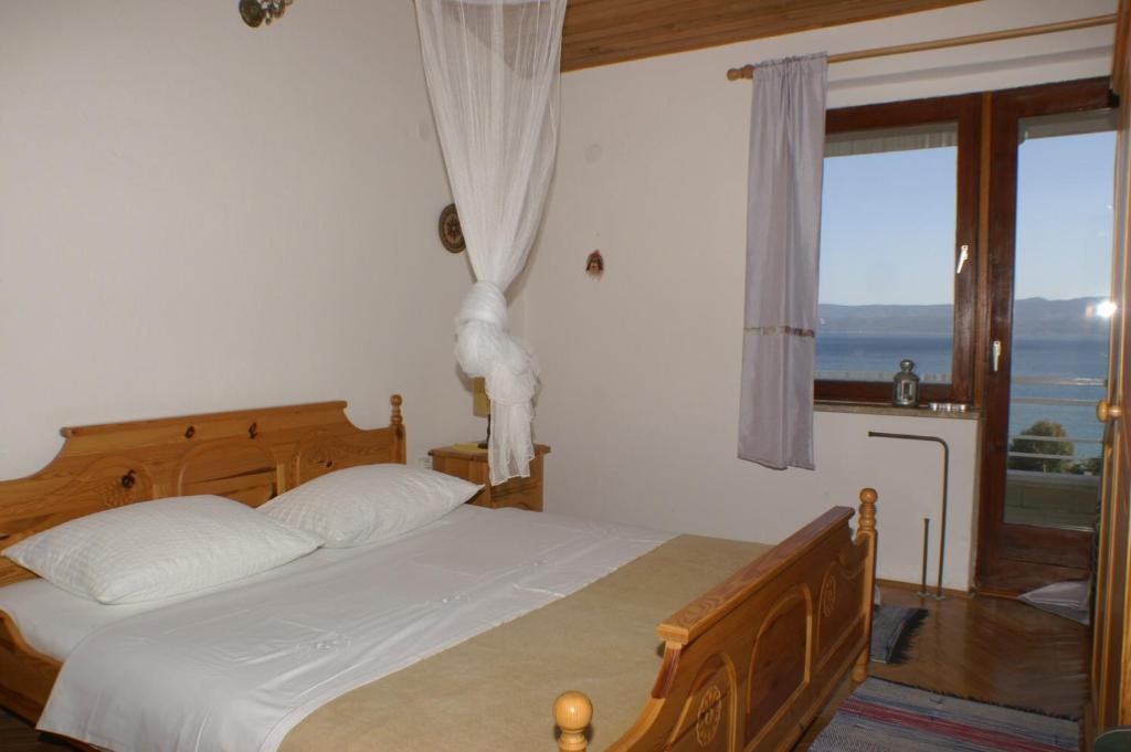 杜埃Apartments by the sea Duce, Omis - 945的一间卧室设有一张床,享有海景