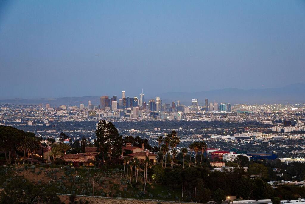 洛杉矶Beverly Hills City View Mansion的城市天际线景观