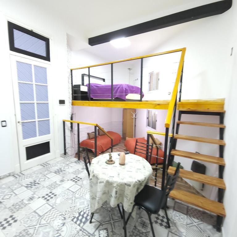 布宜诺斯艾利斯Luna de Mandalas的客房设有一张桌子和一张双层床。