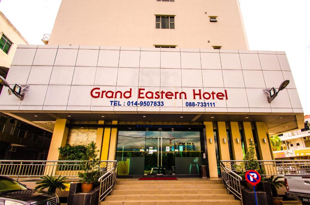 哥打京那巴鲁GRAND EASTERN HOTEL SDN BHD的东面一家大型酒店,外面设有停车场