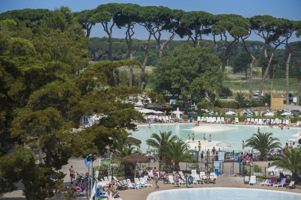 波普洛尼亚Hotel Il Mulinaccio的享有度假村游泳池的景致。
