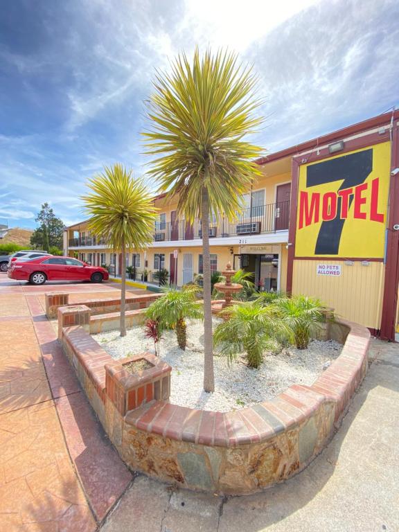 瓦列霍Motel 7 - Near Six Flags, Vallejo - Napa Valley的一座楼前有棕榈树的酒店