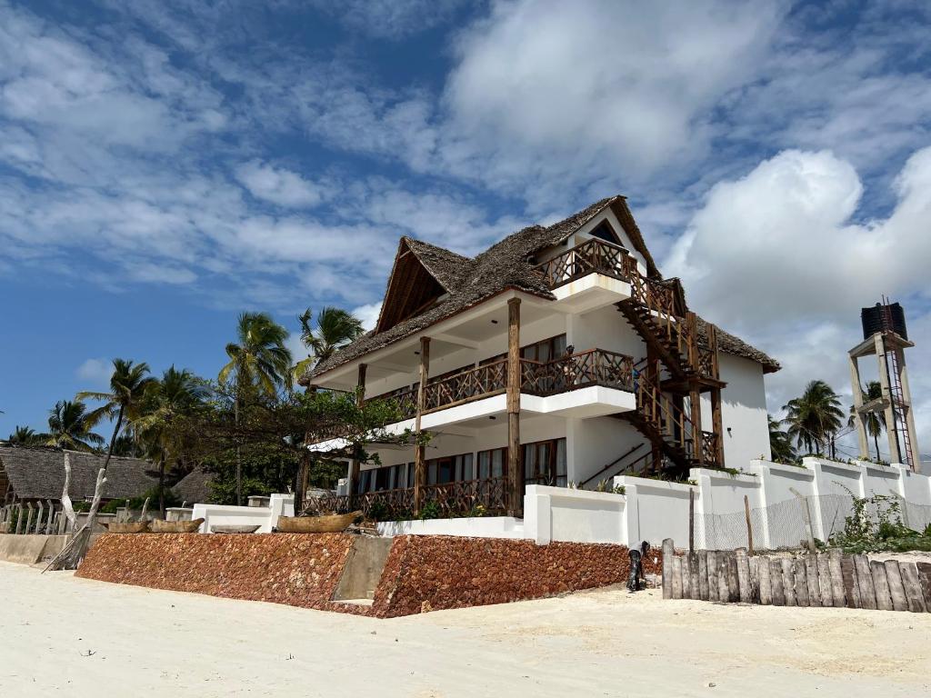 米查维The View of Zanzibar的棕榈树海滩上的房子