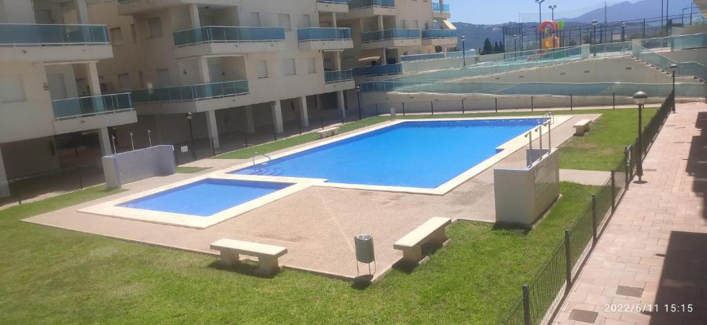 皮莱斯Apartamento nuevo en la playa de Piles的大楼一侧的大型游泳池