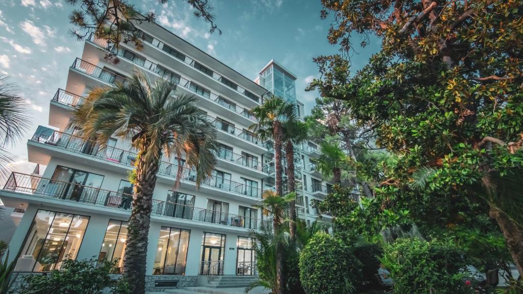 加格拉Парк СПА Отель Нарт的一座棕榈树建筑