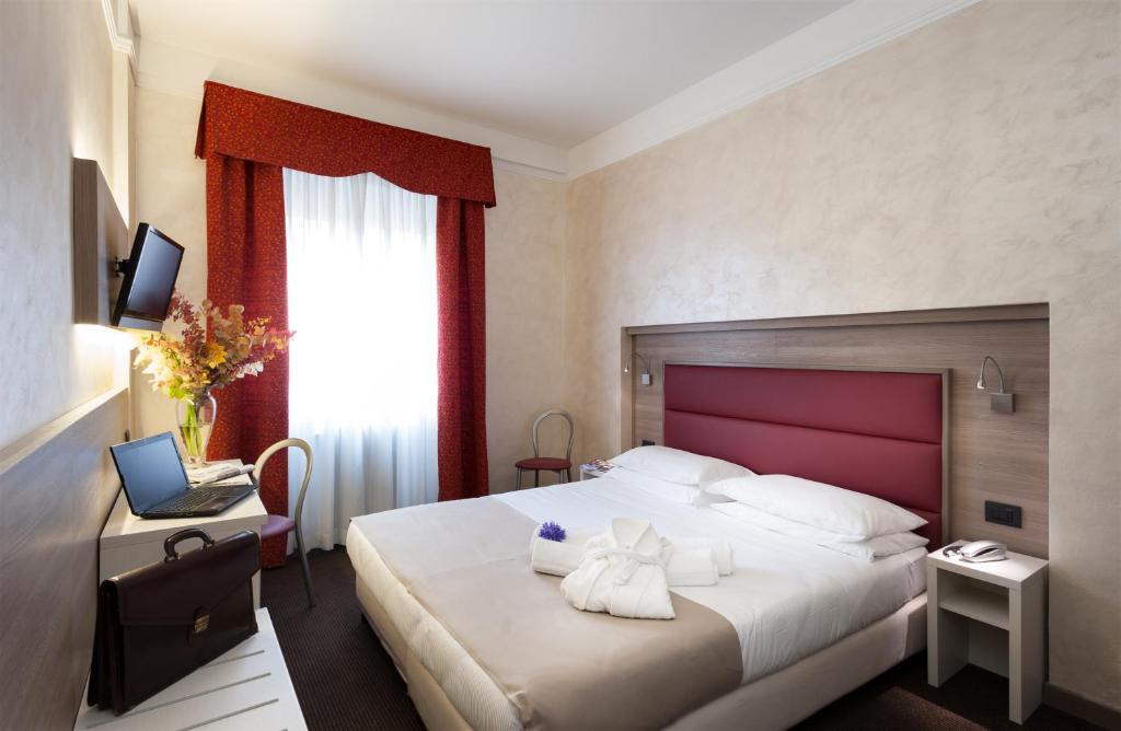 米兰伽玛酒店的酒店客房,配有带毛巾的床
