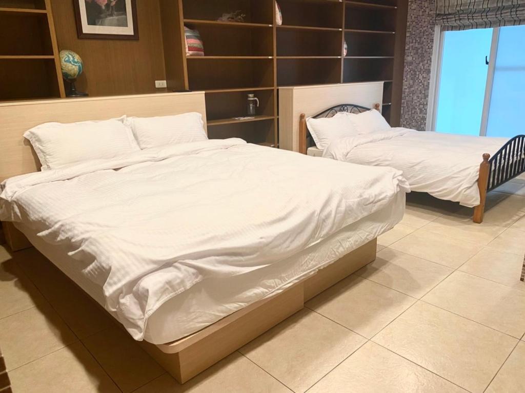 台南二姐的家的客房内的两张床和白色床单