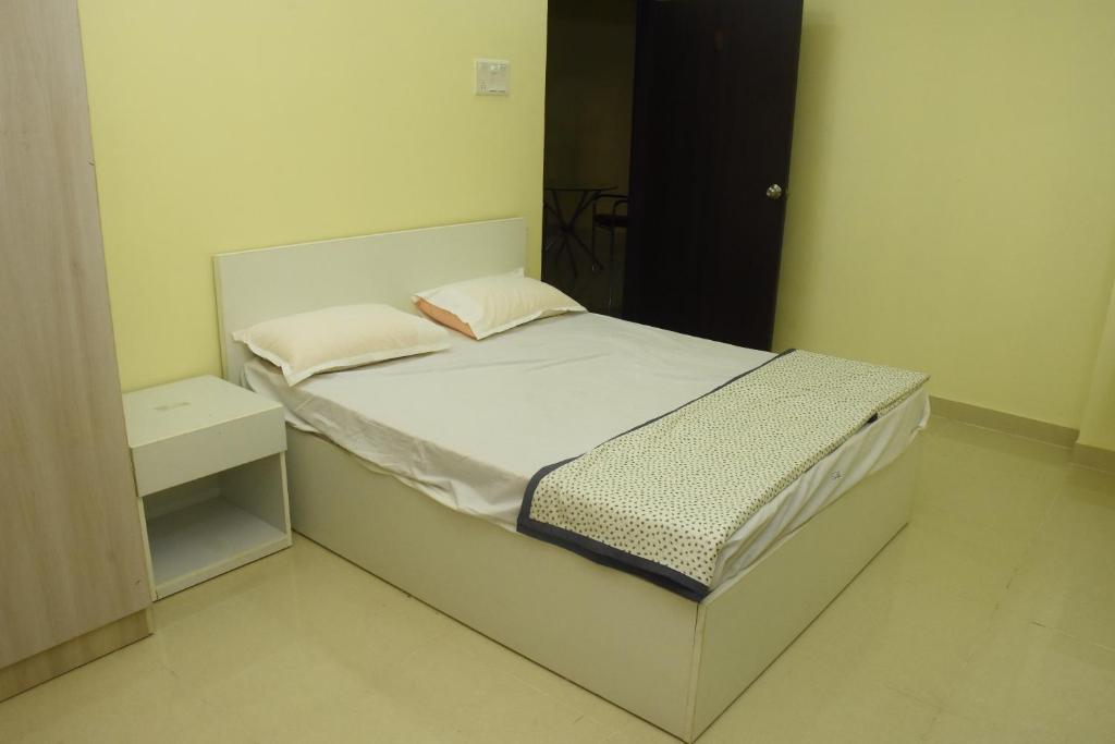 海得拉巴SWEET HOMES的一间小卧室,配有一张带床头柜的床