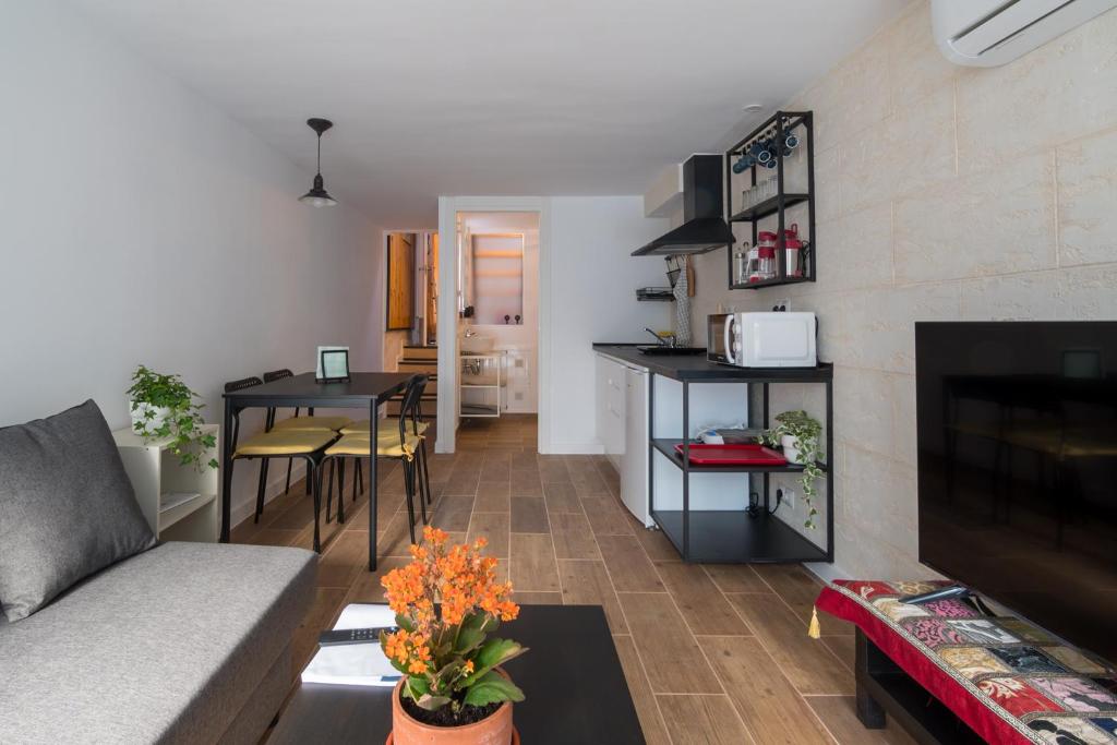 布鲁内特Amplio apartamento independiente con terraza的客厅配有沙发和桌子