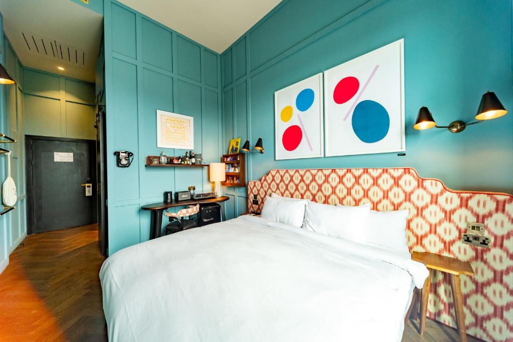 戈尔韦The Dean Galway的卧室配有白色的床和蓝色的墙壁