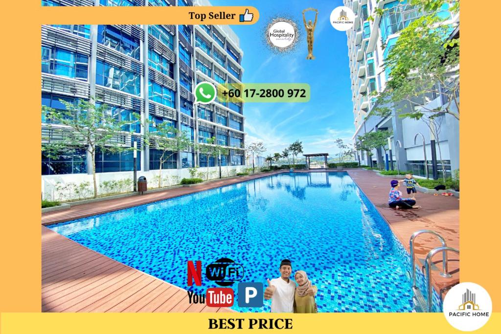 八打灵再也Pacific Home Petaling Jaya @ The Curve, 1 Utama, Universiti Malaya的大楼中央的大型游泳池