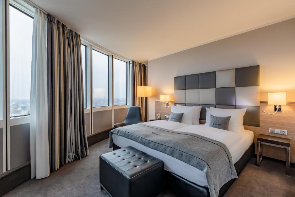 柏林柏林斯皮格尔腾精选酒店的酒店客房设有一张大床和大窗户