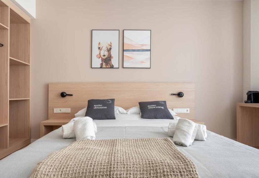 巴塞罗那limehome Barcelona Carrer de Besalú 82的一间卧室配有一张大床和两个枕头