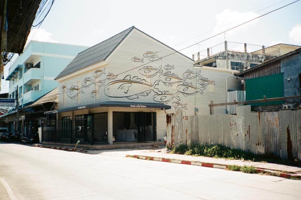 芭堤雅市中心Tali-Yailai Hostel的一面有画的建筑物