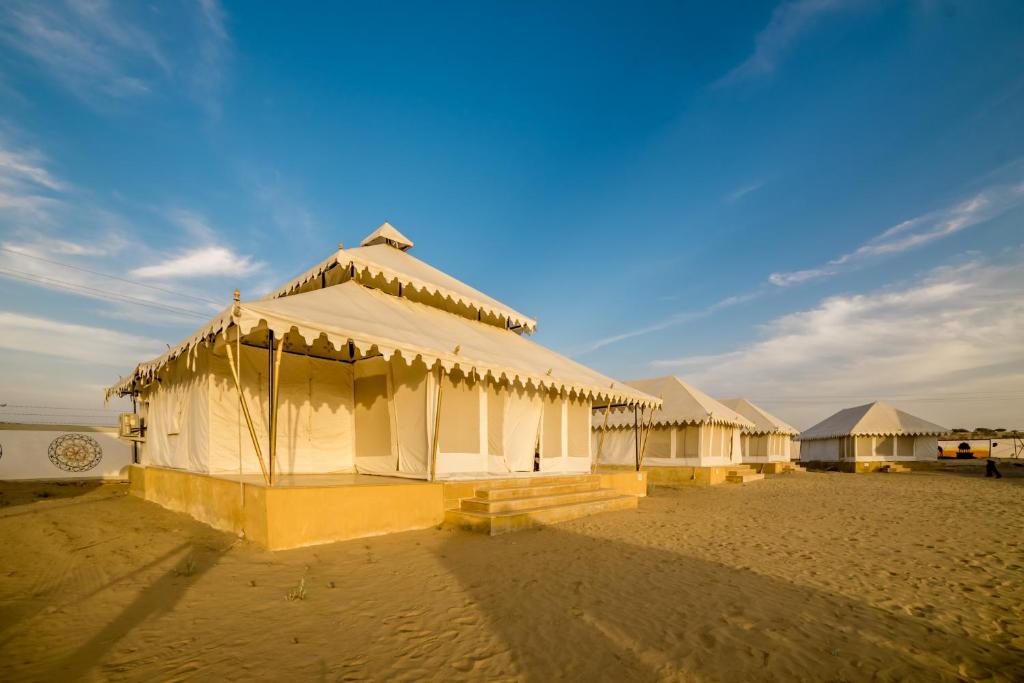 斋沙默尔Bhavya Resort - Luxury Boutique Desert Camp的沙滩上的一排白色帐篷
