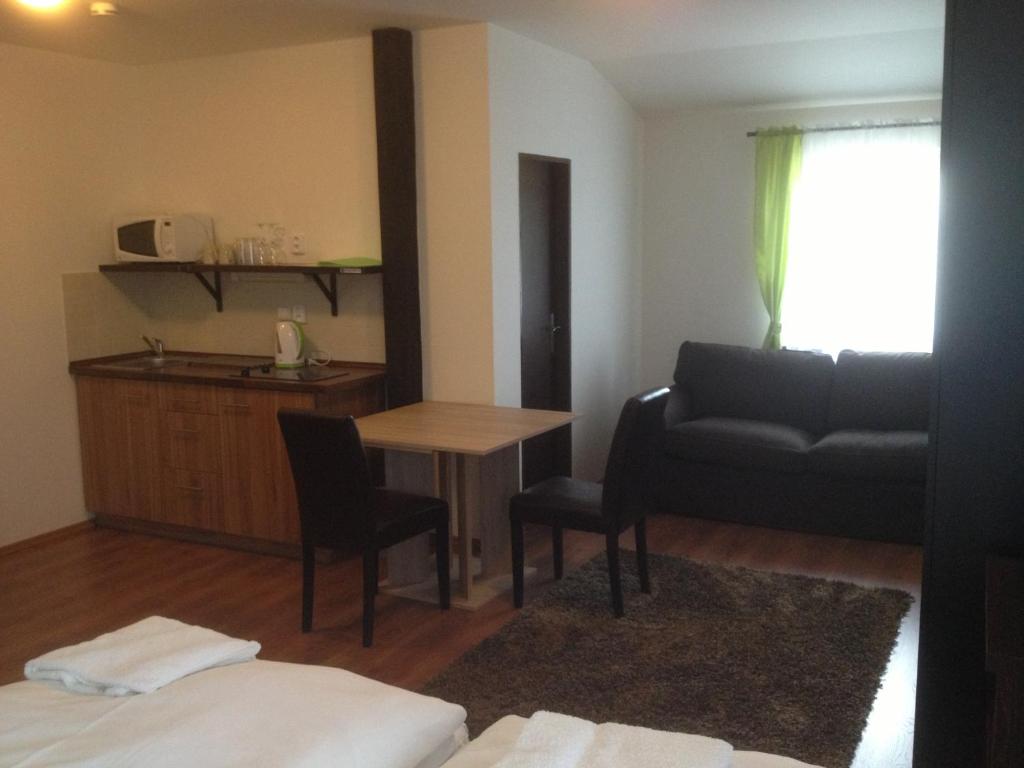 马达伯乐斯拉夫姆拉达博莱斯拉夫运动酒店的客厅配有沙发和桌子