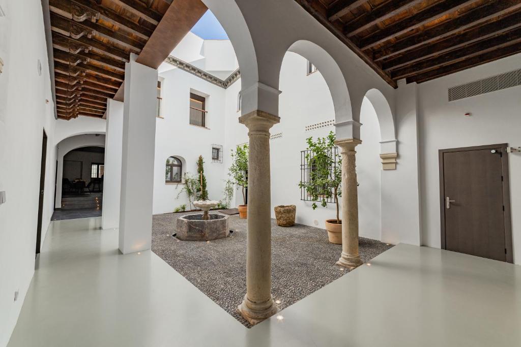 科尔多瓦Casa del Cardenal的空的走廊设有白色的墙壁和拱形天花板